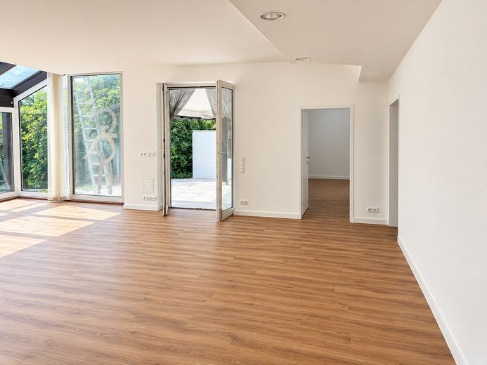 Spacious garden apartment with an exceptional living area, terrace, and direct views of greenery – Zugang Terrasse