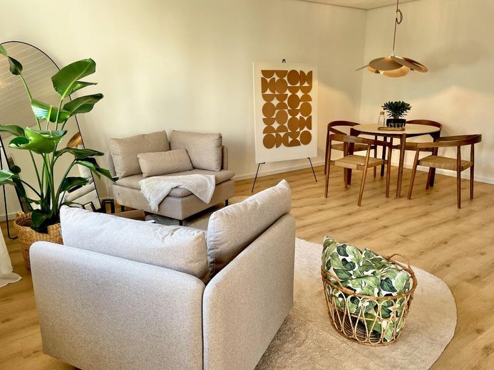 HELLE, MODERNISIERTE UND LICHTDURCHFLUTETE 3-ZIMMER-WOHNUNG MIT SÜDBALKON IN BÖBLINGEN-DAGERSHEIM – Wohn- und Esszimmer