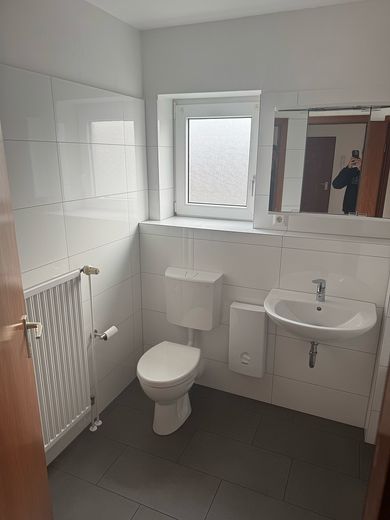 ***Gruntownie wyremontowana łazienka z oknem, balkon południowo-zachodni z dużą ilością słońca, położony wśród zieleni*** – Tageslichtbad