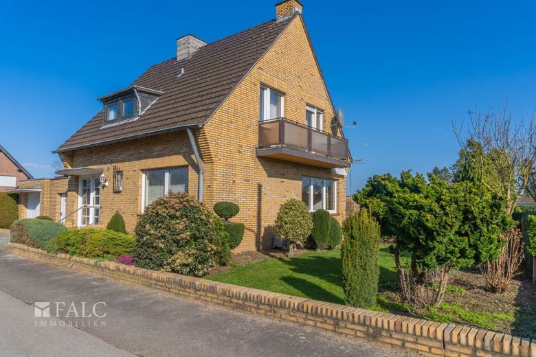 Freistehendes Einfamilienhaus mit Anbaupotenzial in ruhiger Randlage – Hausfront zum Balkon