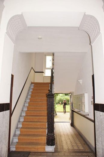 Provisionsfrei: 111 m² Altbau-Kapitalanlage mit 2 Südbalkonen, Helmholtz-Kiez Prenzlauer Berg – Treppenhaus