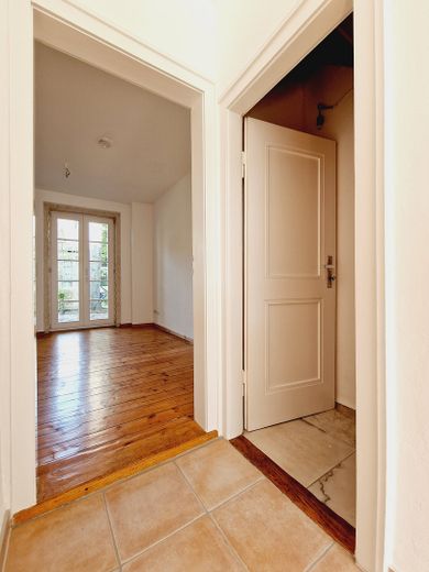 Fundstück: Schönes, sehr individuelles Reihenmittelhaus für Pärchen – Flur zum KG
