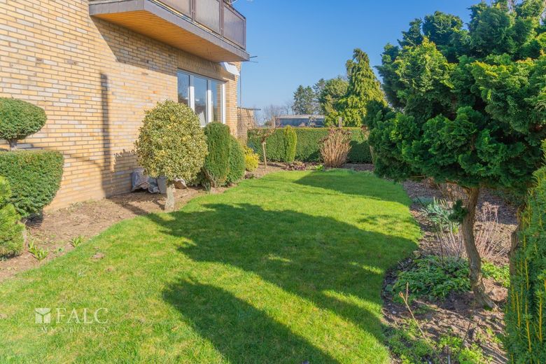 Freistehendes Einfamilienhaus mit Anbaupotenzial in ruhiger Randlage – Garten rechts