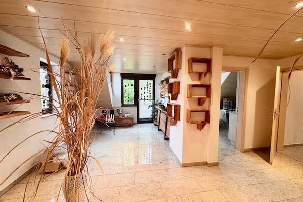 High-quality renovated 3-room apartment with balcony and new fitted kitchen