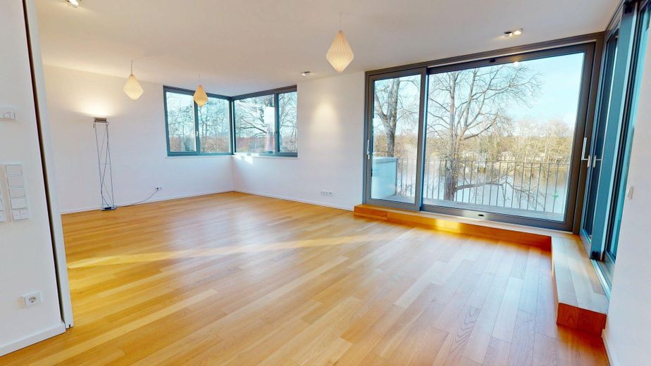 Vistas despejadas de 180° al Spree y vistas a zonas verdes - ático tipo maisonette en casa de tres viviendas – DG - Wohnzimmmer