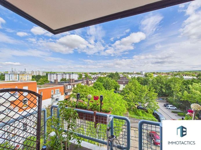 75 m² Eigentumswohnung mit Aufzug, Balkon, Einbauküche und Stellplatz in zentraler Lage – Foto 1