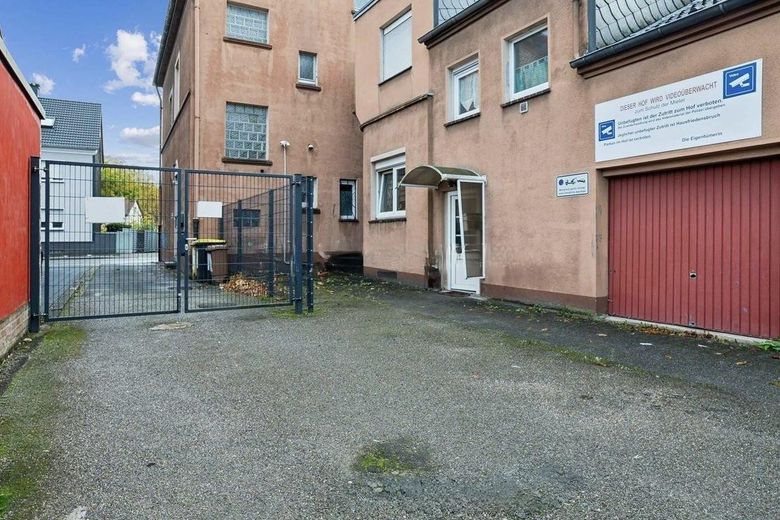 Komplett vermietetes Mehrfamilienhaus mit Gewerbe, 7 Garagen und Garten – Außen Anbau