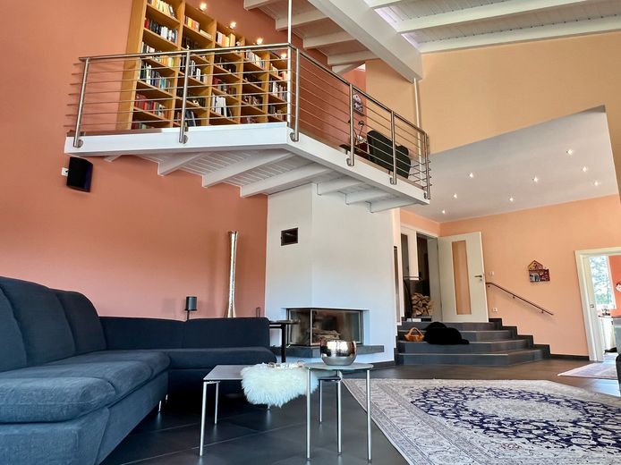 Villa in Südlage mit Weitblick - Provisionsfrei! – Wohnzimmer mit Galerie