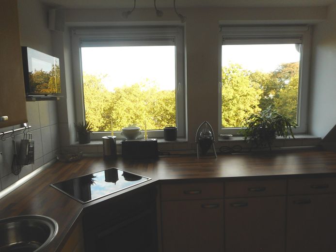 Helle voll möblierte Maisonette-Wohnung auf 2 Ebenen in ruhiger Lage in Hamburg-Eidelstedt – Blick aus dem Küchenfenster