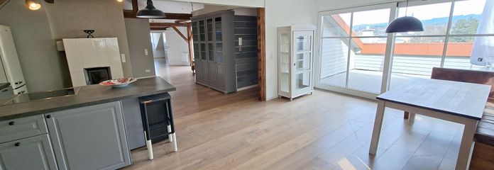 Großzügige Dachgeschosswohnung mit zwei Dachterrassen im Herzen der Altstadt von Laufen – Wohnbereich mit Aussicht