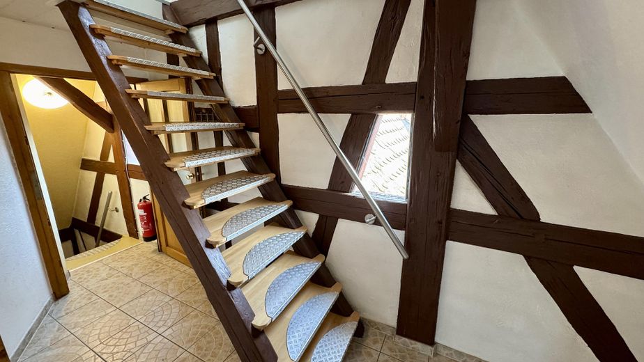 Fachwerk trifft Sandstein: Ein Haus mit Charakter und großzügigem Raumangebot – Treppe im DG