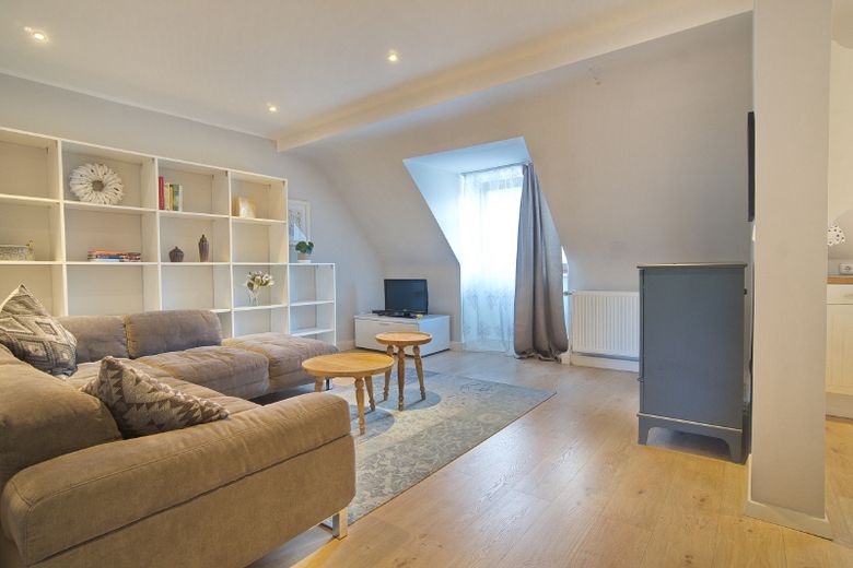 Schöne möblierte Wohnung mitten in der City von Essen und ruhig gelegen, Internet möglich, PKW-Stellplatz möglich. – b392a33da6c86e72e30635a16e930b5bea09283e.jpg