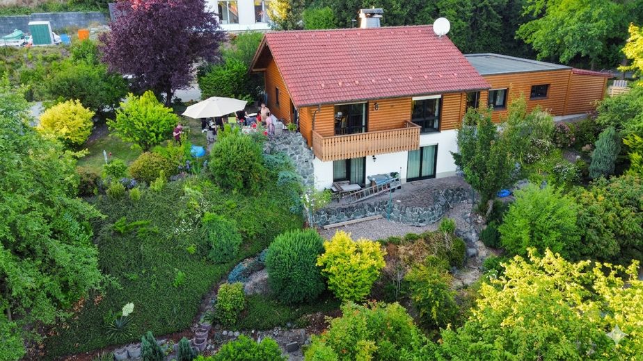 Freistehendes Einfamilienhaus in traumhafter Süd-Hanglage von Altenbeken – Provisionsfrei von Privat – Haus aus Südseite von oben