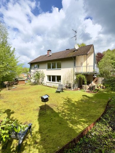 Mehrfamilienhaus in Bergisch Gladbach mit großem Grundstück &amp; Entwicklungspotenzial – Hausansicht Gartenseite