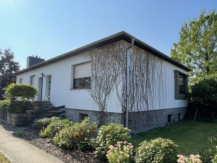 Gepflegtes Haus im Bungalowstil, mit beheiztem Pool, Backhaus und großen Nebengebäuden in Heinersdorf – Photo 1