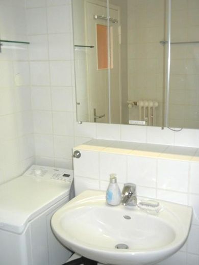 Bad mit Waschbecken u-Maschine