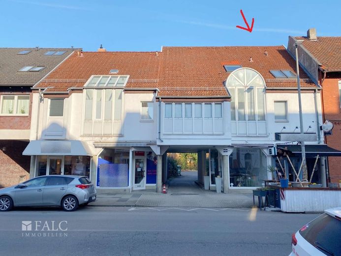 Dachgeschoss mit großer Terrasse – Straßenansicht