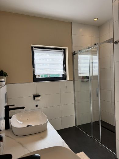 Zukunftssicheres Design-Atriumhaus: Klasse B, 12kWp PV, Klima, Kamin & Einlieger-Option – Dusche Masterbad