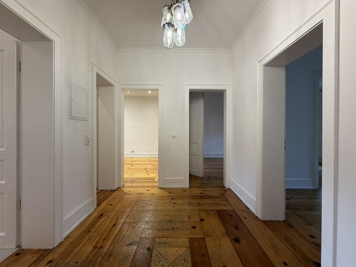 Appartement ancien de 3,5 pièces dans le Nordend avec balcon, cuisine équipée et plafonds de 3 m de hauteur – Flurbereich