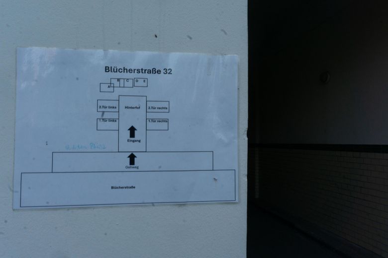 Ruhige Zweizimmerwohnung in beliebter Gegend in Berlin Kreuzberg – Eingang, zweite Tür links