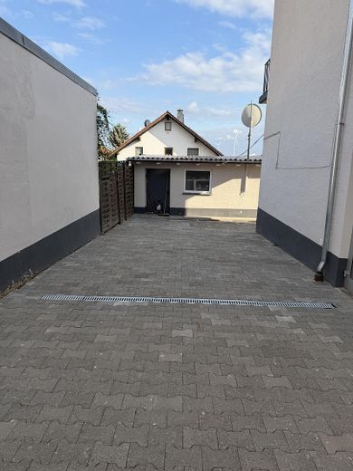 renoviertes Haus 4 Zimmer Küche Bad mit Hof und Garage Worms Abenheim – Ansicht Hof