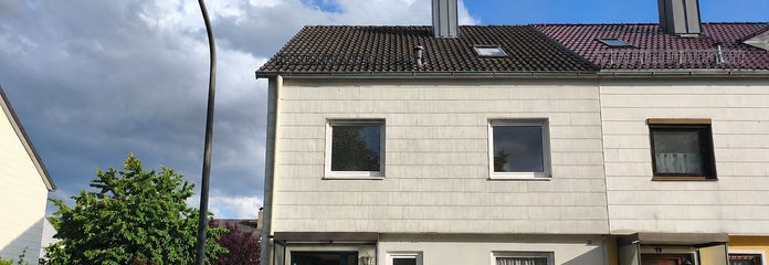 Familienglück in Puchheim-Ort – Hausansicht von der Straße
