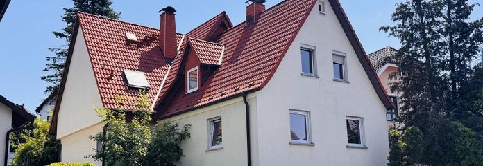Ohne Makler: renoviertes Zweifamilienhaus in familienfreundlicher Lage Coburg-Scheuerfeld. – Gepflegte Außenansicht mit Vor