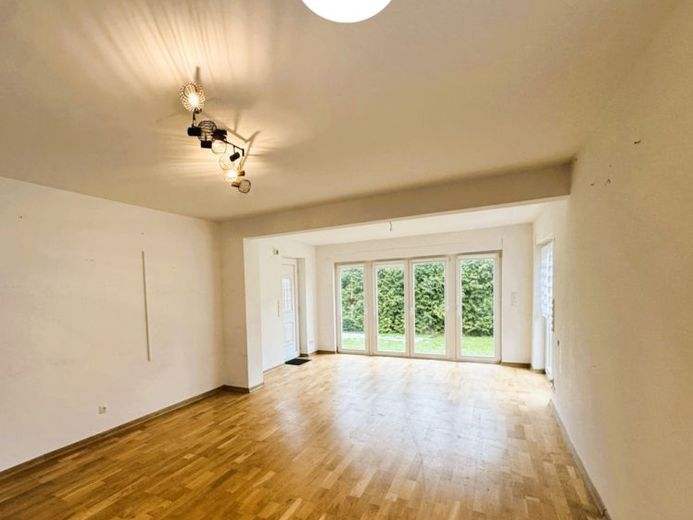 Das Zuhause für Ihre Familie
Modernisiertes Einfamilienhaus mit Nebengebäude in beliebter Wohnlage – Foto 1