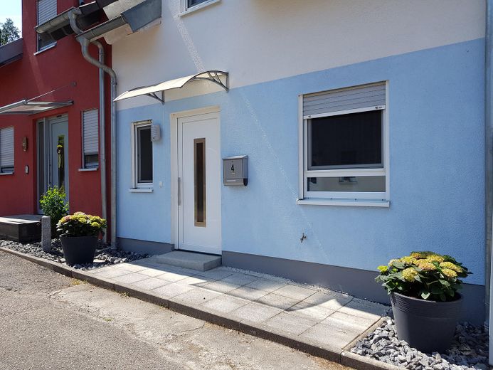 À vendre : maison jumelée de 5,5 pièces, sans commission et prête à emménager – Fassade