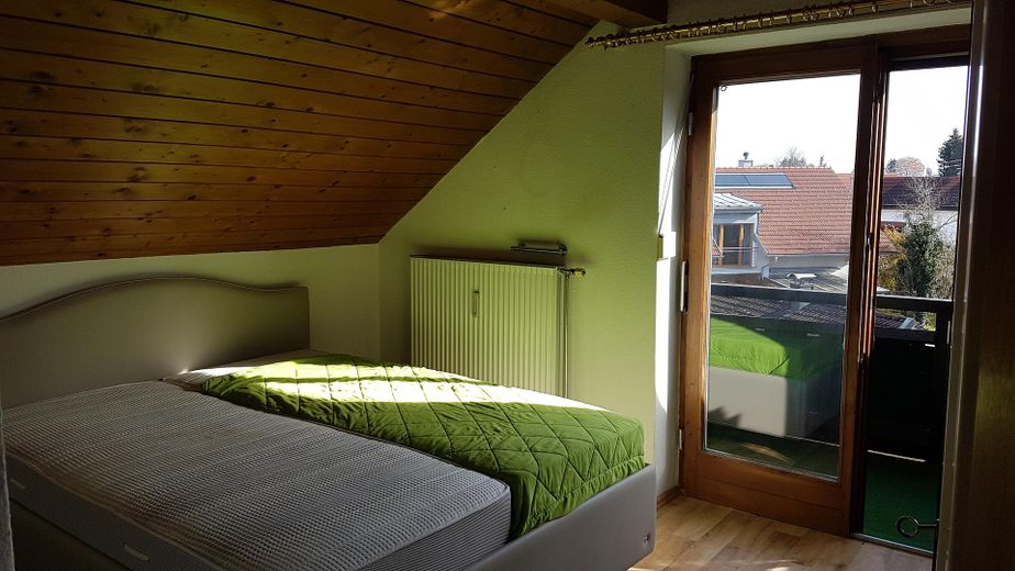 Schlafzimmer mit Balkonzugang