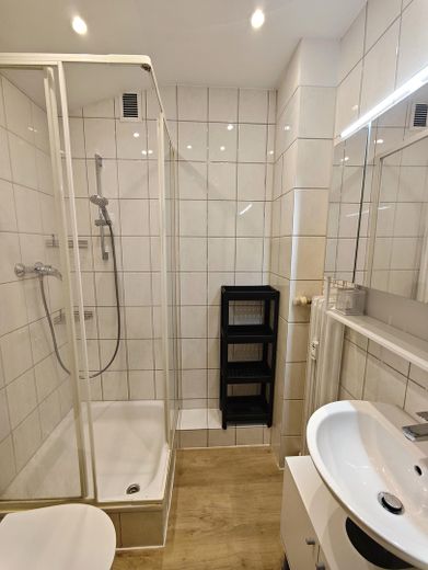 Disponibile da subito: appartamento ristrutturato e arredato di 1 locale con balcone in una posizione privilegiata di Mannheim – Renoviertes Bad