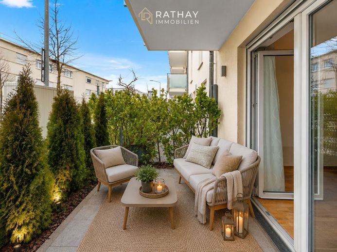 Stadtnah wohnen mit Komfort: 2-Zimmer-Erdgeschosswohnung mit Südterrasse &amp; Tiefgarage – Terrasse
