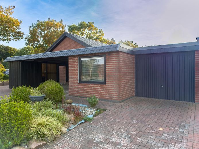 Bungalow ben tenuto a Marne con tetto nuovo, giardino appartato, camino e impianto fotovoltaico – Außenansicht Carpot/Garage