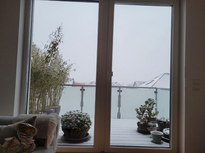 D'dorf çok yakın: 1.295 Euro soğuk kira, balkonlu yeni yapı çatı katı dairesi – Balkon_Winter