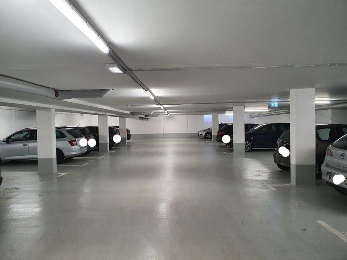 Traumwohnung mit exklusiver Einbauküche und großzügigem Balkon. – Tiefgarage 