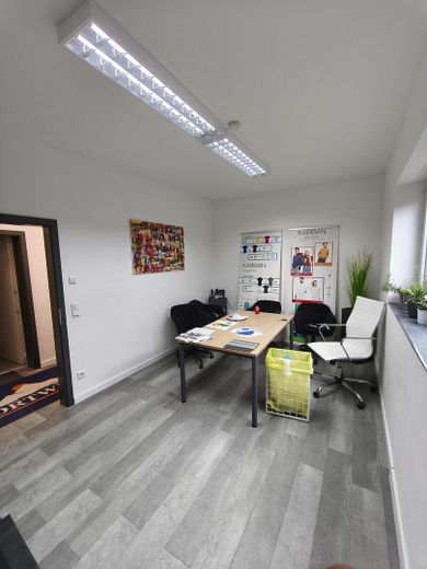 Edificio residencial y comercial con nave, oficinas, vivienda, jardín 507qm – Foto 8