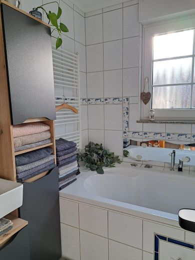 Charmantes Einfamilienhaus in ruhiger zentraler Lage – Bad3