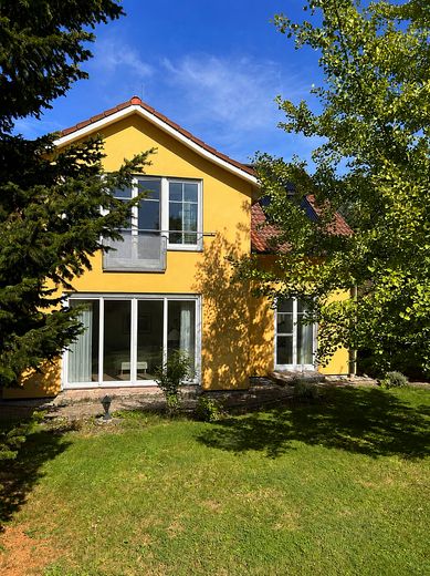 Viel Raum. Viel Privatsphäre. Viel Lebensqualität - schönes Einfamilienhaus in Herdwangen-Schönach – Rückansicht