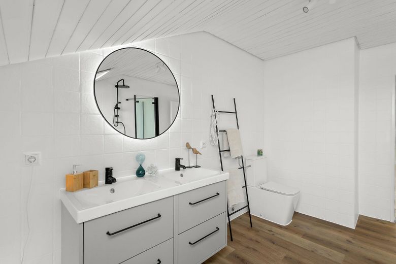 Wprowadź się od zaraz! Jasne, zmodernizowane w 2026 r. mieszkanie 3-pokojowe z balkonem od strony południowej w Neutraubling – Badezimmer