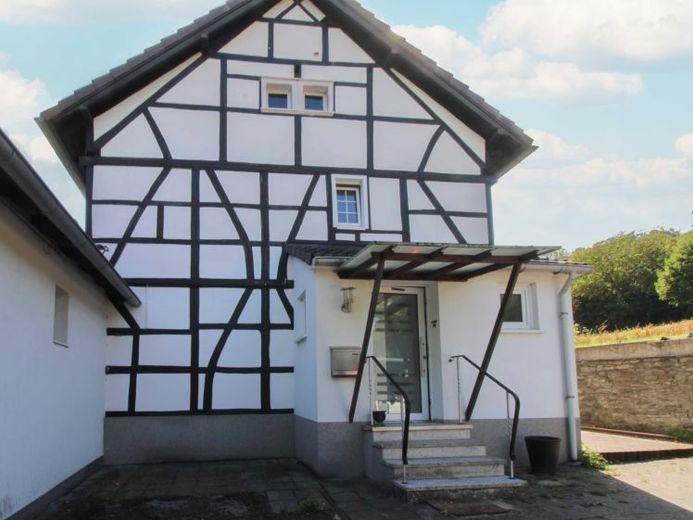 Für Visionäre und Selbermacher: Fachwerkhaus mit Entwicklungspotenzial – Foto 1