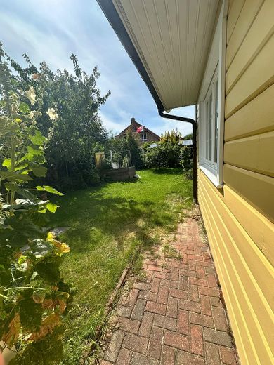 Ruhiges, sonniges & energieeffizientes Einfamilienhaus direkt „hinter’m Deich“ nahe Büsum – Hausseite
