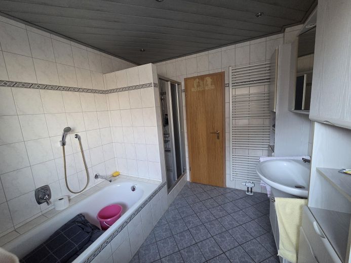 das Bad mit Wanne und Dusche