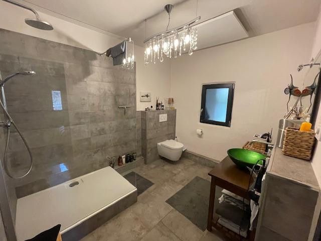 Bad mit Dusche und WC