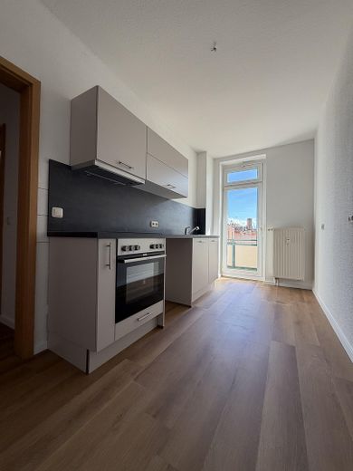 Sonnenglück - sonnige 2-Raum-Wohnung mit neuer Küche und Balkon – Küche mit Balkonzugang
