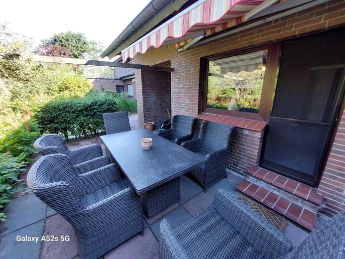 Maison individuelle avec logement indépendant, prairie en pleine nature à Friedeburg – Terasse