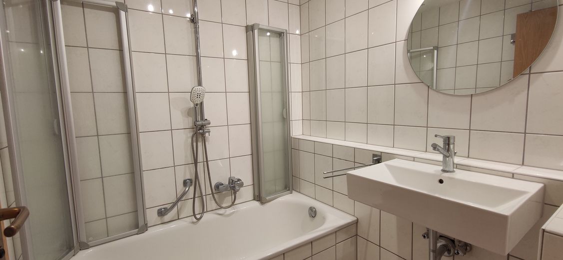 Modernisierte 2-Zimmer Wohnung im 2. OG mit EBK, Balkon, KFZ-Stellplatz und Kellerabteil – Bad mit Wanne