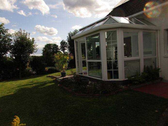 Geniş manzaralı yenilikçi mimar evi; cömert yaşam alanı; modern enerji tedariki – beheizbarer Wintergarten