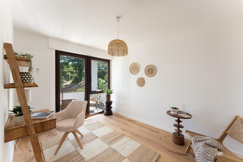 Erstbezug nach Kernsanierung: 4-Zimmer-Wohnung mit PV-Mieterstrom & TG-Stellplatz in S-Heumaden – Büro / Gästezimmer