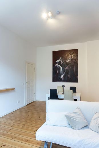 Ruhige Zweizimmerwohnung in beliebter Gegend in Berlin Kreuzberg – Wohnzimmer 
