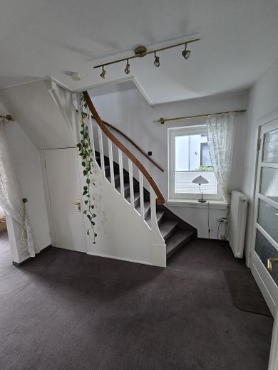 Großzügiges Einfamilienhaus mit viel Potenzial - provisionsfrei – Flur mit Treppe nach oben (EG)
